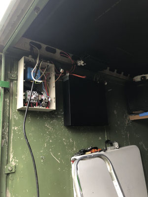 Installation der Anlage in meinen kleinen Fahrradschuppen (auf dem steht das Balkonkraftwerk)