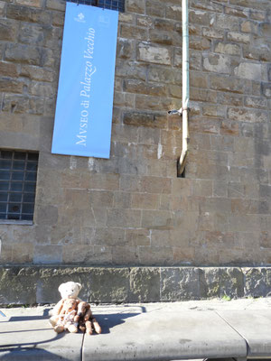 wir - Kasimir, Cäsar, Fredi und Kerl - vor dem Eingang des Palazzo Vecchio