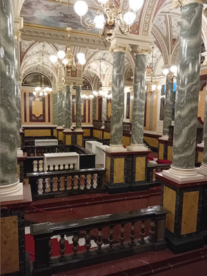 Venezianischer Wandelgang in der Semperoper ... Marmor? Falsch! Wieder Stuck, der so bemalt wurde, dass es wie Marmor ausschaut.