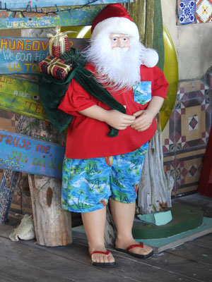 Tjä, bei 28 Grad plus ist der Weihnachtsmann in Shorts unterwegs.