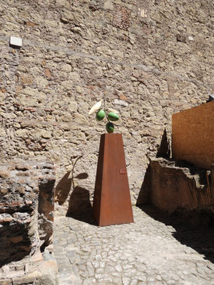 Olivenbaum-Skulptur in der Engelsburg