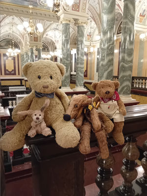 wir im venezianischen Wandelgang der Semperoper