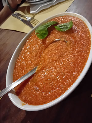 eine Vorspeise: Pappa al pomodoro, eine italienische Brotsuppe