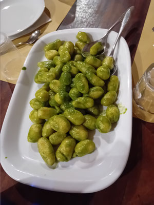 klassische Gnocchi in Basilikum-Pinienkern-Sauce