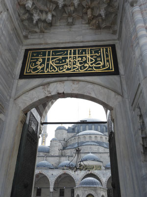 Blick auf die Blaue Moschee vom Ein/Ausgang des Hippodroms