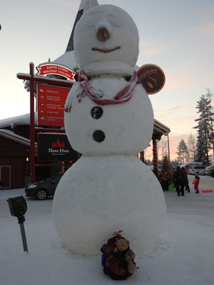 Sooo groß sind die Schneemänner in Santas Weihnachtsdorf