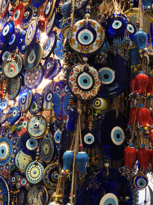 Das blaue Auge fixiert auch allein den bösen Blick, es heißt Nazar (arabisch „Blick“) . Die Wirkmacht des magischen Auges wird über die Jahrtausende vom Horusauge des ägyptischen Alten Reiches hergeleitet.