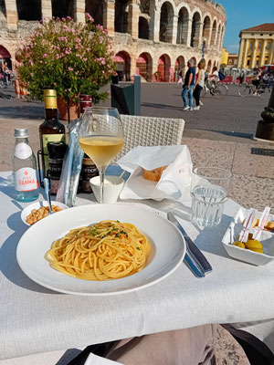 Wir genießen original italienische Pasta im Sonnenschein an der Arena von Verona.