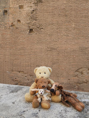 Wir - Kasimir, Cäsar, Fredi und Kerl - sitzen auf einer Außenmauer des Pantheon in Rom