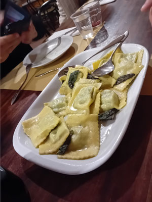 Ravioli mit Spinat-Ricotta-Füllung