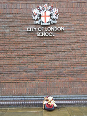 Wappen kurz vor der Millenium Bridge