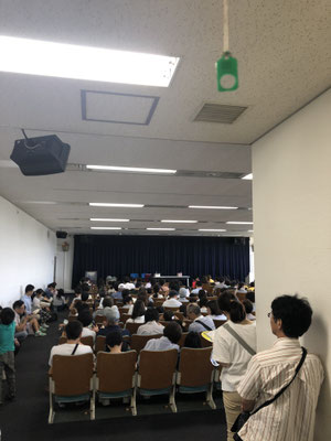 開演前にすでにたくさんのお客様！