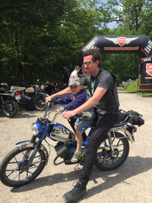 Eine Parkplatzrunde auf dem Moped, ist besser als jeder Spielplatz.