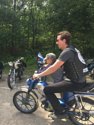 Eine Parkplatzrunde auf dem Moped, ist besser als jeder Spielplatz.