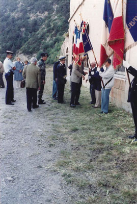 Félicitations des autorités aux portes-drapeaux.