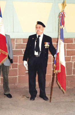 Hubert Moussard, porte-drapeau de l'Amicale.