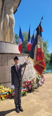 Le jeune porte-drapeau de l'Association des Anciens Combattants de Lyon (AACL), récemment auto-dissoute.