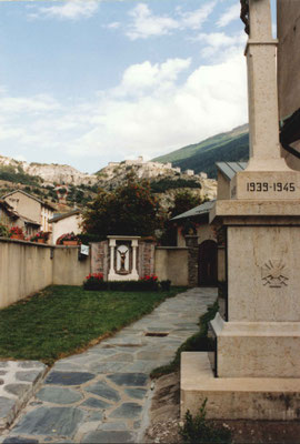Le monument aux Morts d'Avrieux. Au fond plus haut, les Forts de l'Esseillon.