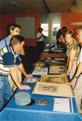 Une vue de la table d'exposition avec Jean-Marc Charmet et Antoine Baillet, les spécialistes militaria ! Au fond, Mr Mary
