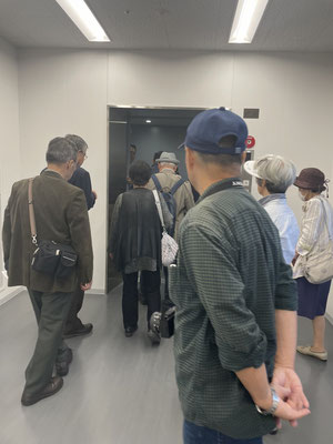 大きなエレベーター、30人乗り
