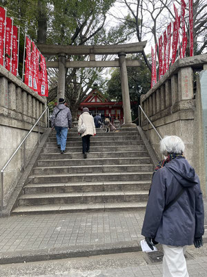 笠䅣稲荷神社も京急線路際