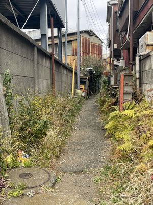 道路からのびる路地が懐かしい昭和風景