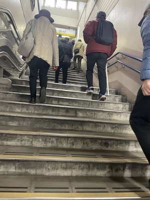 まだ先は長いということで、令和の弥次喜多道中は文明の乗り物で二駅ワープ。
