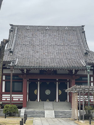 成仏寺本堂の入り口の紋章と屋根の上の紋章が違っていると気づかれた先輩