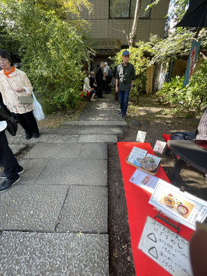深川宿八幡店の入り口にできた行列（？）赤い毛氈の客は俳句の会とか、清交会の予約の為、外になったそうです。