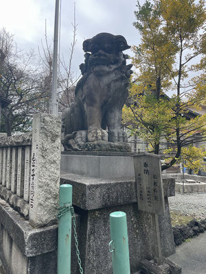 大きな石づくりの狛犬、迫力あります