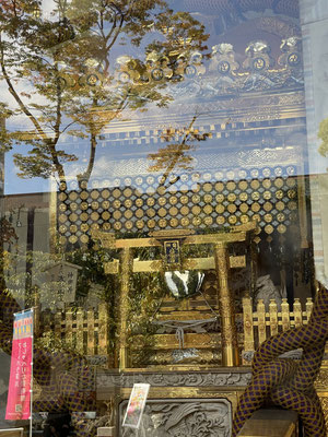 神輿蔵には金の神輿が飾ってあります。