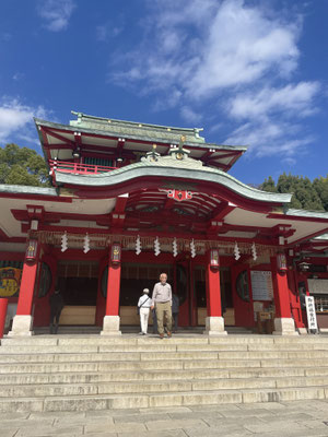 比較的新しい明神づくりの鳥居の富岡八幡宮。江戸勧進相撲の場としても有名です。