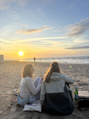 Ines und Marika (v.l.) genißen am Jurmalas-Strand die Abendsonne.