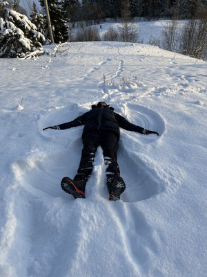 Benjamin beim "Schneeengel machen"