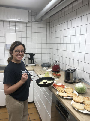 Gemeinsamens Kochen im Studentenwohnheim.