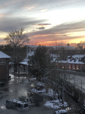 Der Schulhof in Winterkulisse.