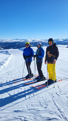 Jonas, Theo und Raphael beim Skifahren in Voss (v.l.). (Foto: Bjørn)