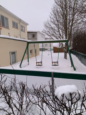 Der schneebedeckte Garten der Kinderkrippe.