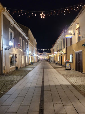 Die weihnachtlich geschmückte Fußgängerzone in Vadstena.