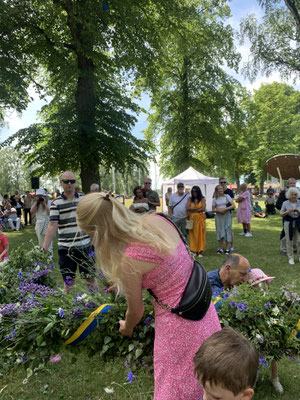 Greta schmückt die Midsommarstång. (Foto Johanna: Müller)