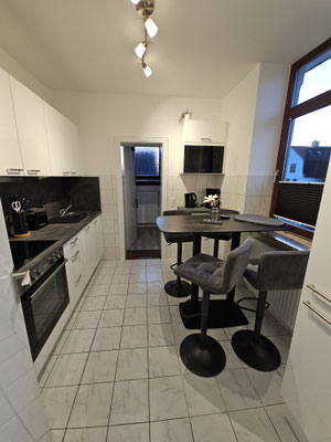 Küche Backofen, Herd, Kühl-/Gefrierkombi, Dunstabzugshaube, Mikrowelle, Kaffeemaschine, Wasserkocher, Toaster 