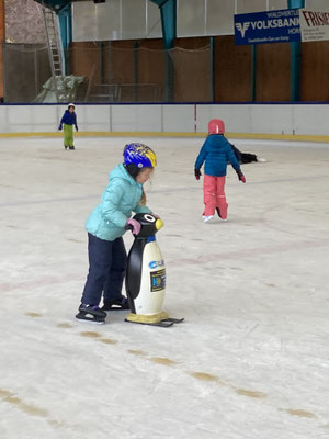 Endlich konnten wir unsere Turnstunde auf dem Eis verbringen. 