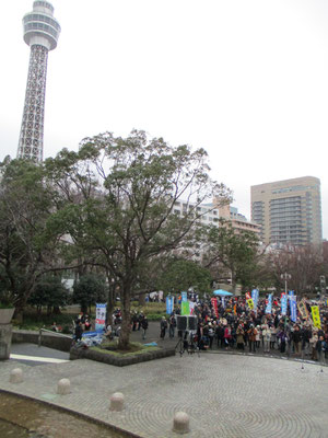 広い山下公園のマリンタワーと氷川丸の間の広場で集会がありました