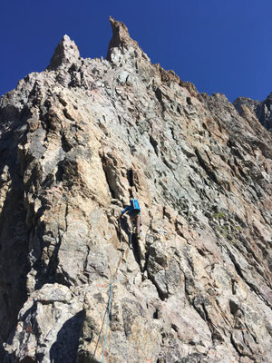 dans le début de l'arête en direction de la brèche carrée