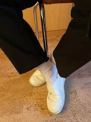 sich am Stuhlbein festhalten