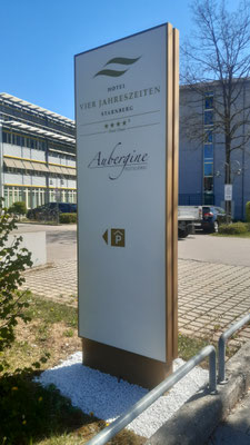 Leuchtpylon doppelseitig gelasert