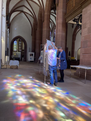 Das Lichtspiel auf dem Kirchenboden, während der Aufbauzeit (Foto von Gudrun Specht) 