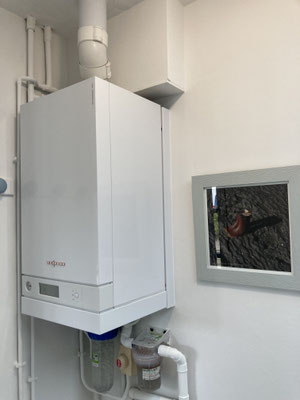  Dans un coin du vestibule : Chaudière récente  individuelle  gaz propane (cuve)  à condensation avec  ventouse  du Gîte 4* Entre Mer et Forêt Quend plage Baie de Somme