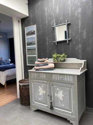 Meuble du vestibule patiné par mes soins *Linge de toilette en option