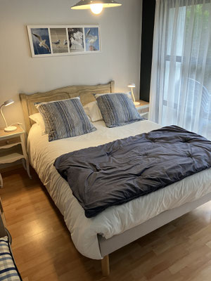 Chambre "Mer" sur jardin : literie confort  1,40x 2m / 2 oreillers/personne *linge de lit en option (incluant lit fait à l'arrivée)